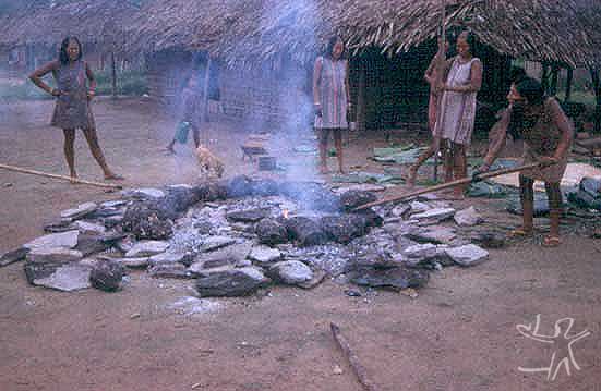 Mulheres preparando o alimento ritual no forno de pedra ki. Foto: Isabelle Vidal Giannini-ISA, 1996