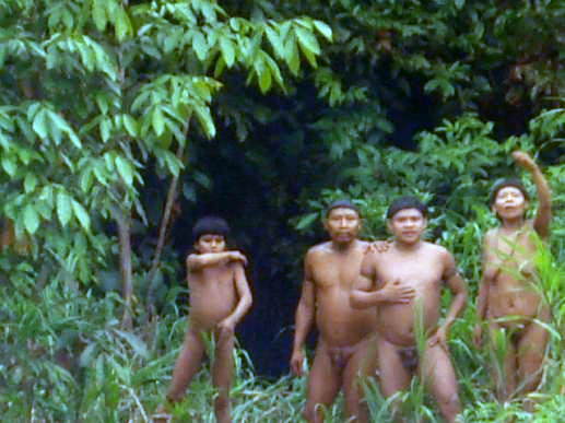 Grupo isolado aparição às margens do rio Ituí, Terra Indígena Vale do Javari, Amazonas. Ana Paula A. de Melo