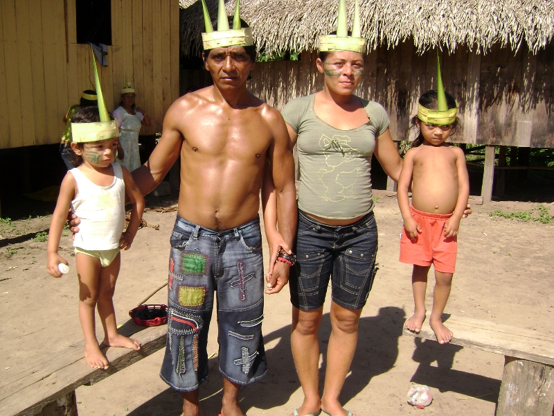 Cidoca, filho caçula do casal Milton e Mariana, com sua esposa e filhos, é um dos principais caçadores (procurador) do grupo. Foto: Terri Valle de Aquino, em novembro de 2008, aldeia Sete Estrelas