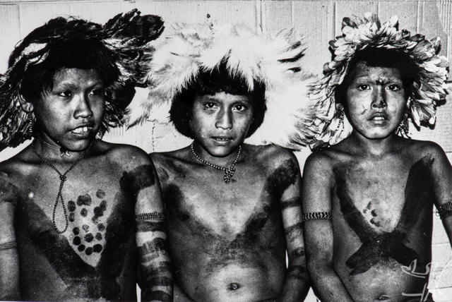 Meninos Uru-Eu-Wau-Wau adornados, Posto de vigilância Comandante Ary (antigo Posto Indígena Alta Lídia). Foto: Jesco von Puttkamer, 1985.