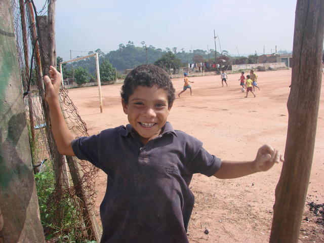 Foto de garotos no Embu