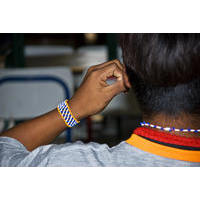 Detalhe mostrando uma pulseira artesanal no braço de um garoto da aldeia Tenondé-Porã, no extremo sul do município de São Paulo.