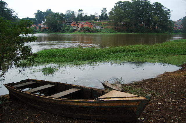 Casas na beira da represa Bilings.