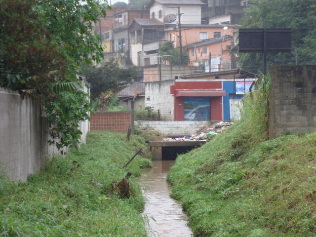 Ribeirão Caulim Poluído. Parelheiros