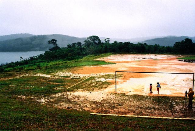 Campo de futebol a beira da represa
