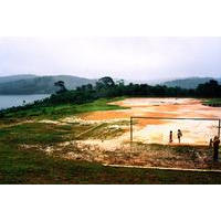 Campo de futebol a beira da represa