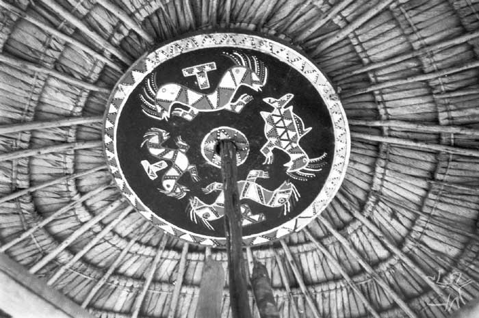 Maruana, roda de madeira confeccionada para ser posta no teto da casa Tukuxipam. Foto: Paula Morgado, 1989.