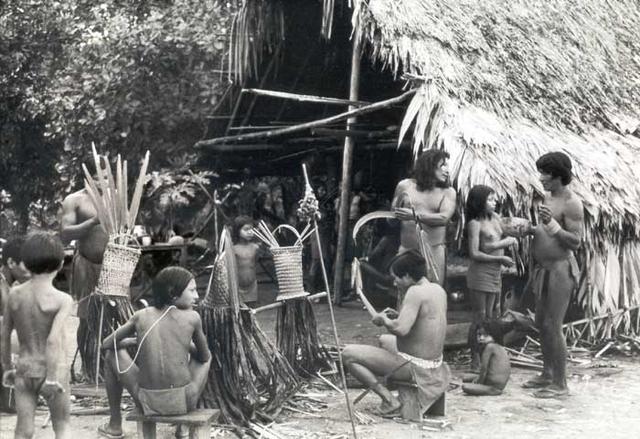 Preparando os olok (em wayna; orokó em aparai), adornos para a festa de Okomo (em aparai; eputop em wayana). Foto: Lúcia H. van Velthem, 1975.