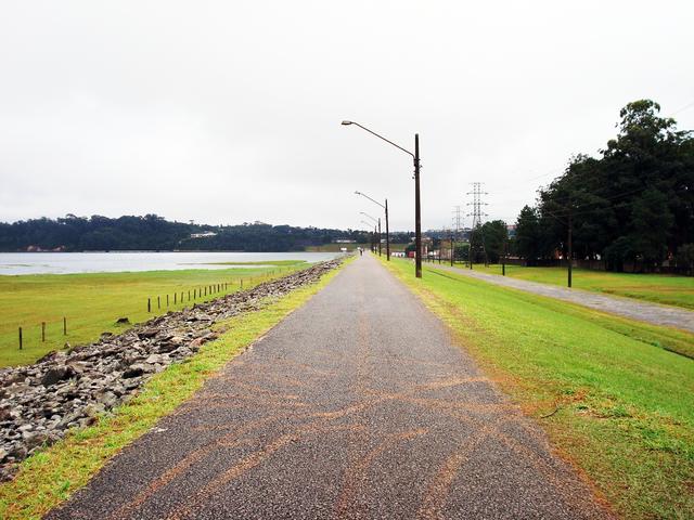Estrada que beira a represa