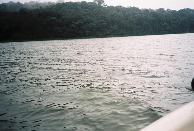 No barco vimos a água suja.