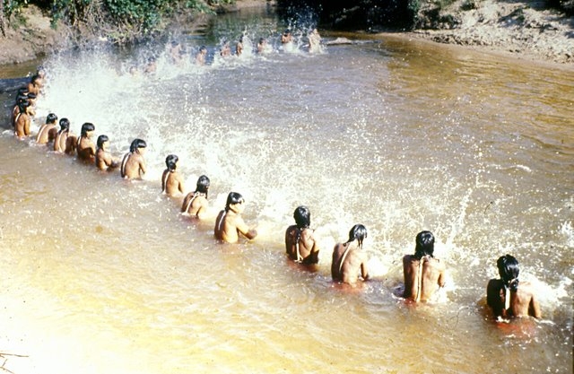 Performance ritual presente no ciclo de iniciação masculina dos wapté. Revista Manchete