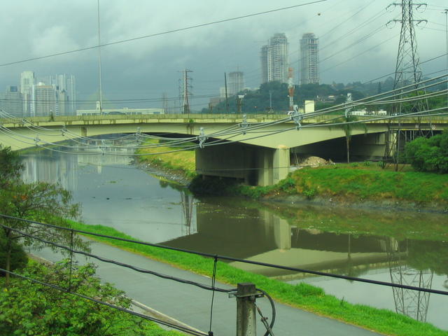 Vista de uma das paradas da CPTM. Estação Grajaú.