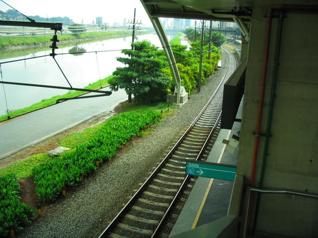Uma das estações de trem a beira do rio Pinheiros.