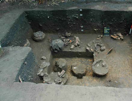 Urnas evidênciadas durante escavação