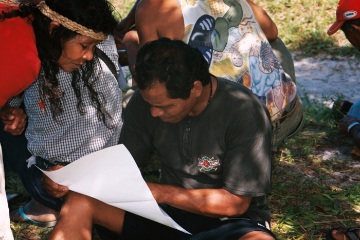 Reunião sobre a demarcação da Terra Indígena durante o GT FUNAI. Foto: Susana Viegas, 2003.