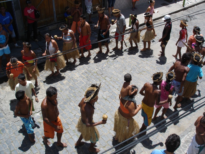 Tupinambá de Olivença dançam o Porancim na frente da delegação regional da Funai (Ilhéus), enquanto esperam a decisão sobre as reintegrações de posse. Foto: Susana Viegas, outubro de 2008.