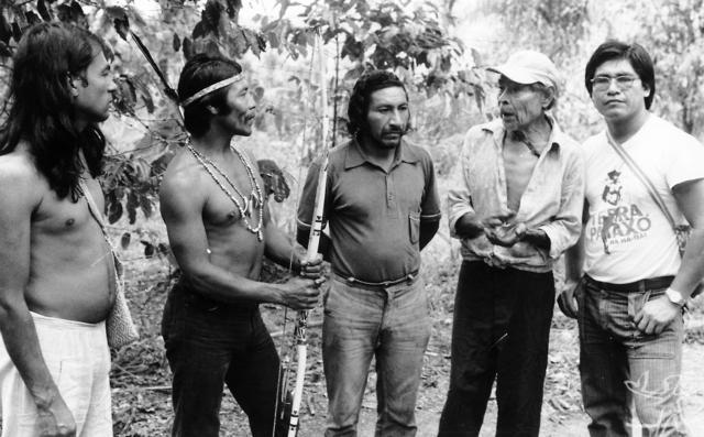 Ailton Krenak (à esquerda) com índios Guarani Ñandeva e Álvaro Tukano (à direita), Terra Indígena Itariri (Serra do Itatins), São Paulo. Foto: Sem crédito, 1984.