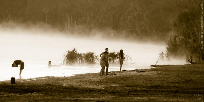 Banho na Lagoa Ipavu. © Ana Lucia Gonçalves/ISA, 2011.
