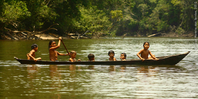 Crianças munduruku brincam na canoa. © Tiago Moreira dos Santos, 2010.