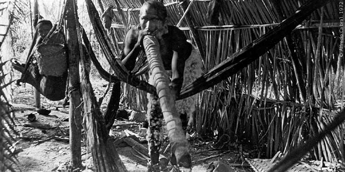 Parakanã no Igarapé Lontra. © Alfredo Cabral, 1972.