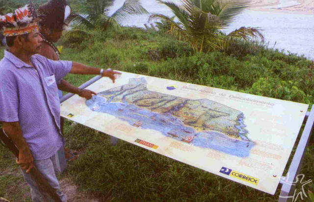 Zé Guedes e filho examinam mapa da TI Pataxó reivindicada. Aldeia Cahy. Foto: E. Almeida, Maio, 2001.