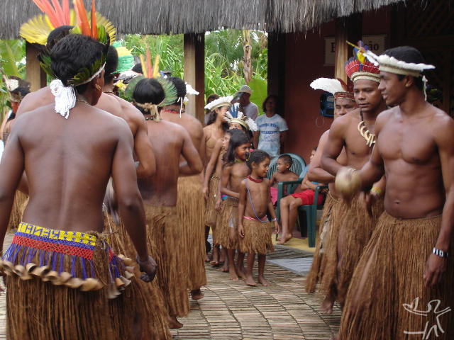 Ritual Awê realizado no Shopping Indígena da Aldeia de Coroa Vermelha. Foto: Sarah Siqueira de Miranda, 2006.