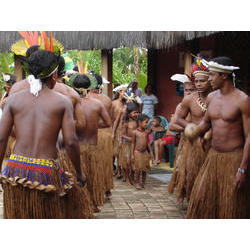 Ritual Awê realizado no Shopping Indígena da Aldeia de Coroa Vermelha. Foto: Sarah Siqueira de Miranda, 2006.
