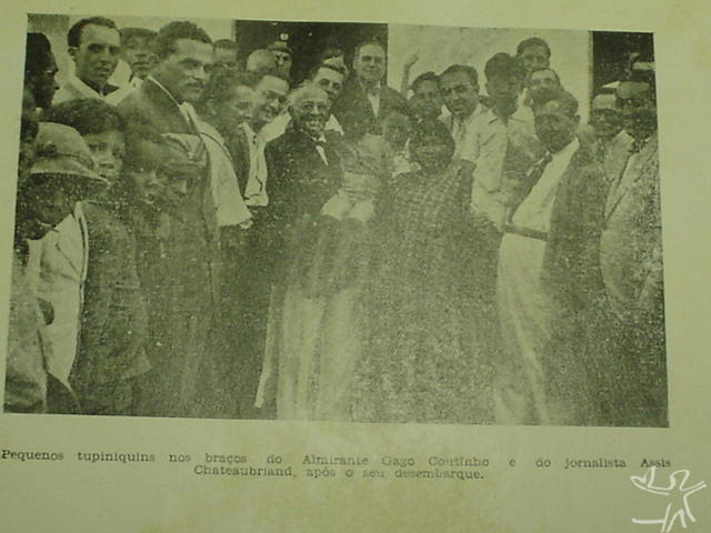 Porto Seguro. Almirante Gago Coutinho e comitiva, com índios Pataxó, em  1939. Foto extraída do livro “Sob os céus de Porto Segu