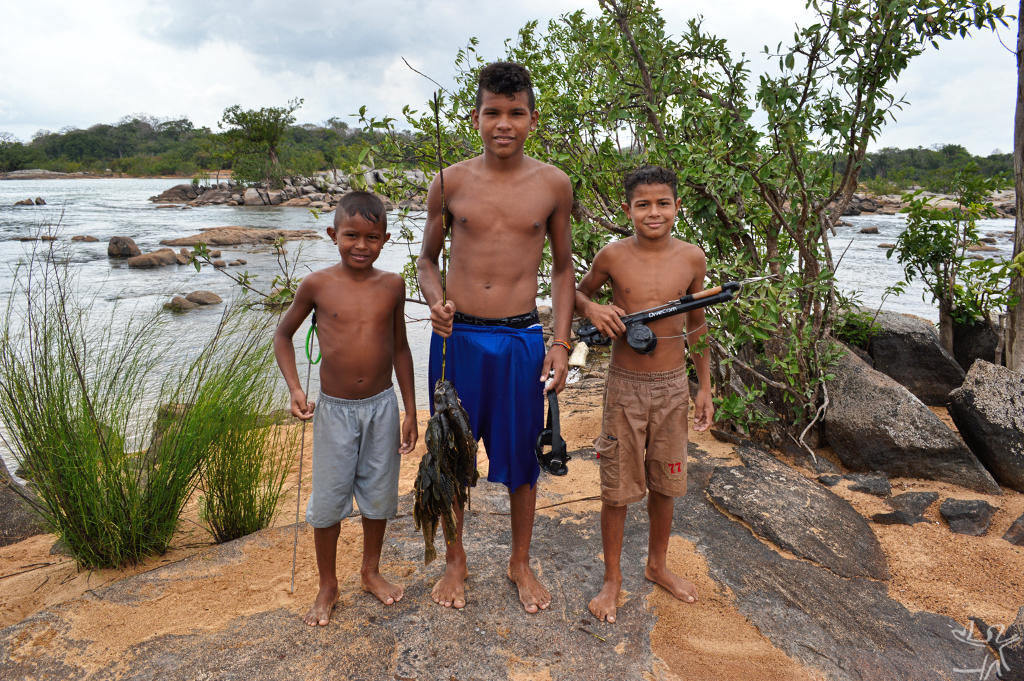 2015_10_16 Meninos Juruna pescando no rio Xingu_ aldeia M__ratu_ TI Paquicamba_ Autoria Hilton S_ Nascimento_lzn.jpg