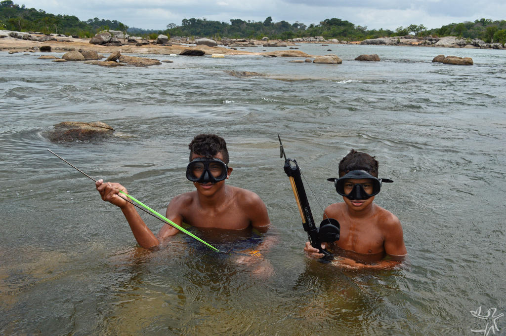 2015_10_16 Meninos Juruna pescando no rio Xingu_ aldeia M__ratu_ TI Paquicamba2_ Autoria Hilton S_ Nascimento_lzn.jpg